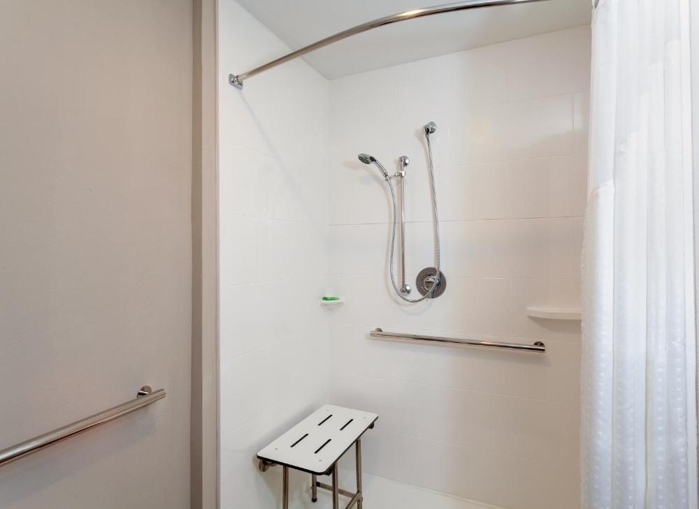 Executive King Room - Mobility Access Roll in Shower/Non-Smoking interior